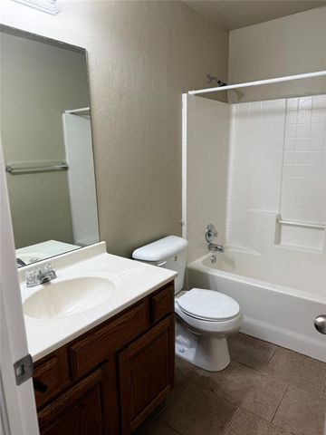 605 E Greenwood Lane, Mustang, OK 73064