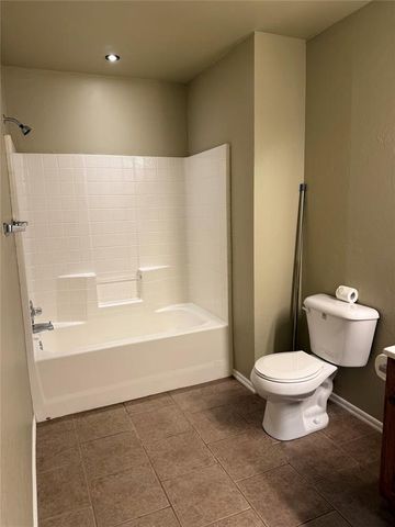 605 E Greenwood Lane, Mustang, OK 73064