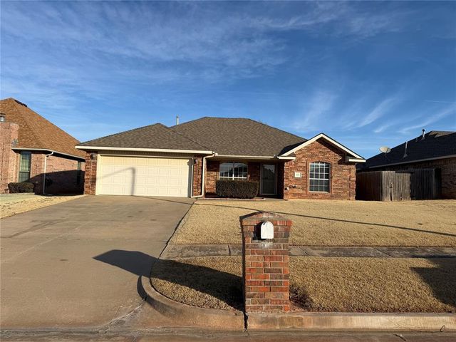 605 E Greenwood Lane, Mustang, OK 73064