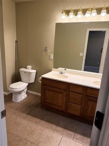 605 E Greenwood Lane, Mustang, OK 73064