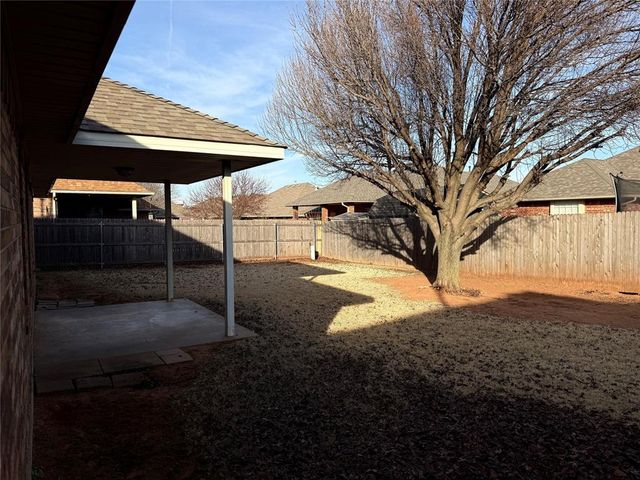 605 E Greenwood Lane, Mustang, OK 73064