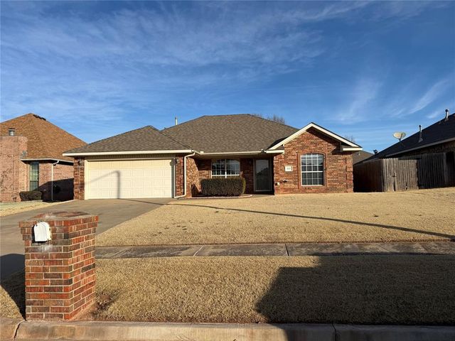 605 E Greenwood Lane, Mustang, OK 73064