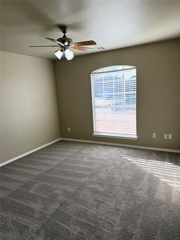 605 E Greenwood Lane, Mustang, OK 73064