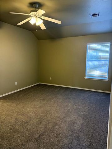 605 E Greenwood Lane, Mustang, OK 73064