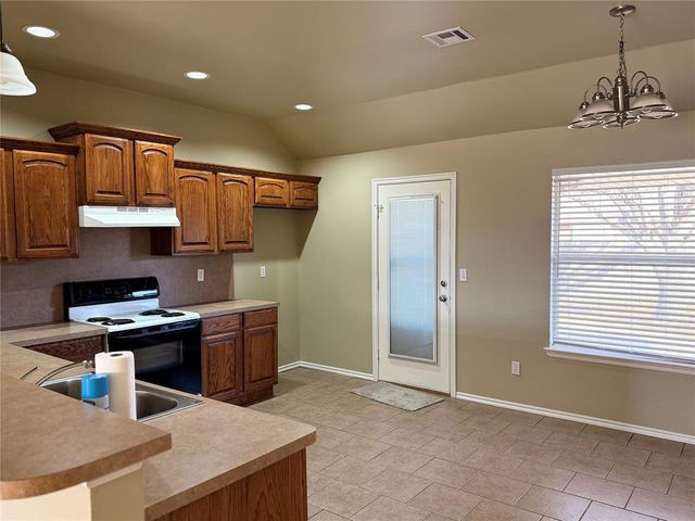 605 E Greenwood Lane, Mustang, OK 73064