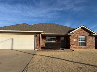 605 E Greenwood Lane, Mustang, OK 73064