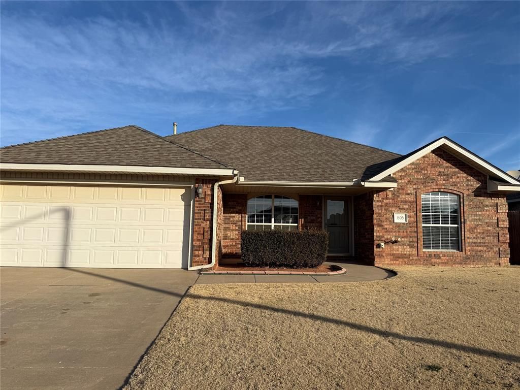 605 E Greenwood Lane, Mustang, OK 73064