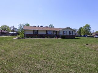 222 Cunningham Ln, Clarksville, TN 37042