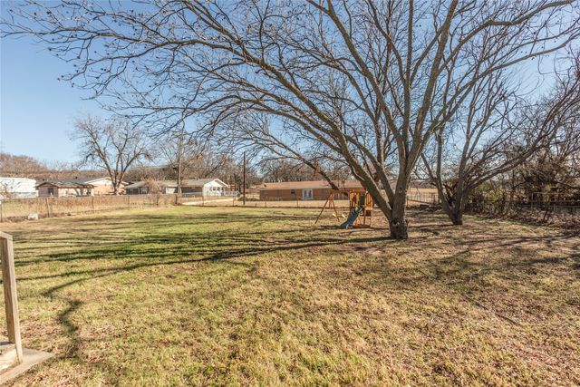 180 Trail Drive, Bowie, TX 76230