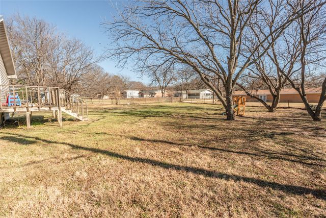 180 Trail Drive, Bowie, TX 76230