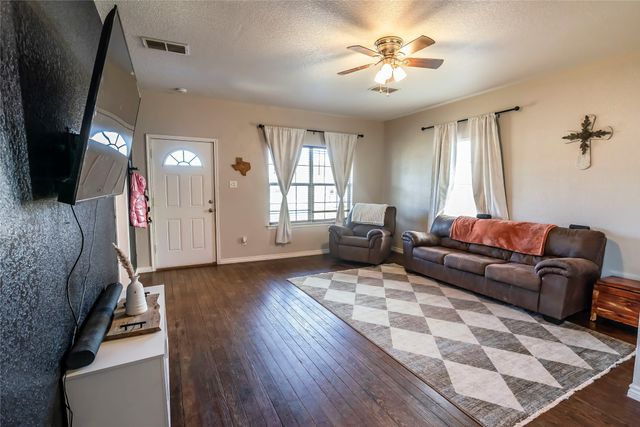 180 Trail Drive, Bowie, TX 76230