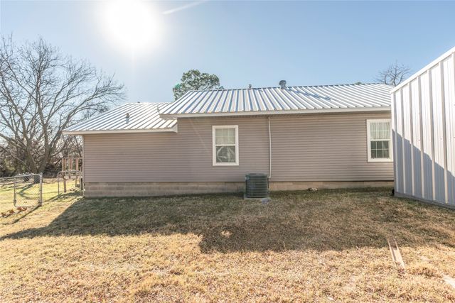 180 Trail Drive, Bowie, TX 76230