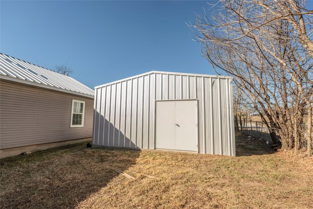 180 Trail Drive, Bowie, TX 76230