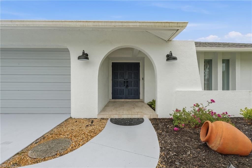 Image 4 of property listing at 4129 Country Club BLVD, Cape Coral, FL 33904