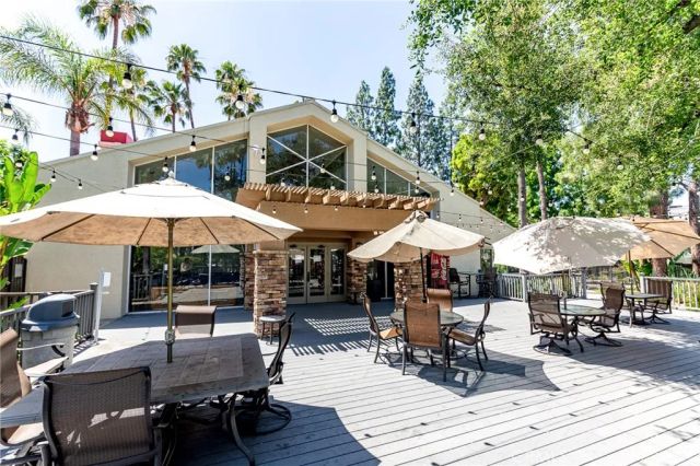 5550 Owensmouth Avenue 120, Woodland Hills, CA 91367