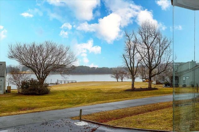 25 Clubhouse Towers Cir Unit 709, Moneta, VA 24121