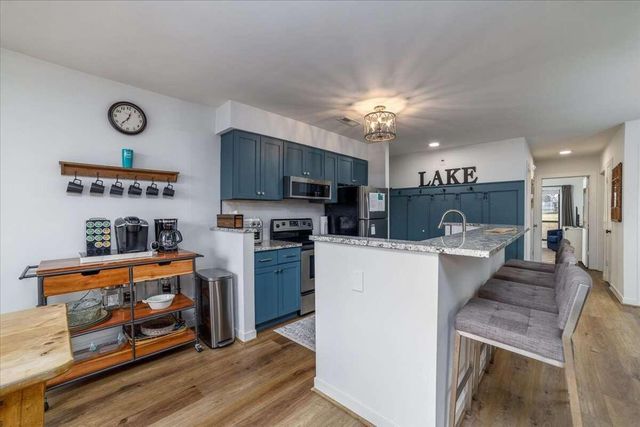 25 Clubhouse Towers Cir Unit 709, Moneta, VA 24121