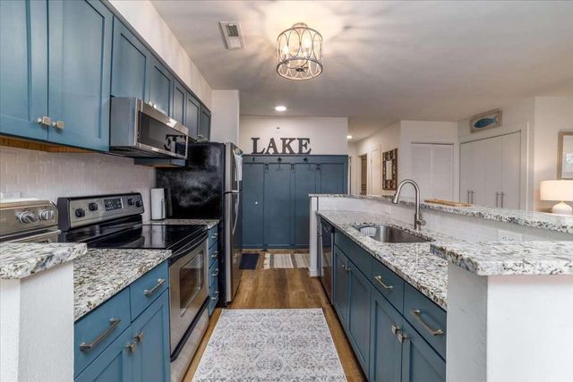 25 Clubhouse Towers Cir Unit 709, Moneta, VA 24121