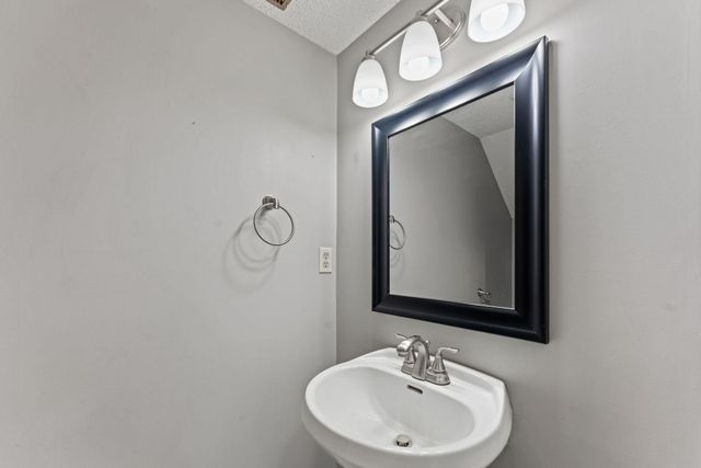 2040 Shenandoah Court B, Plymouth, MN 55447