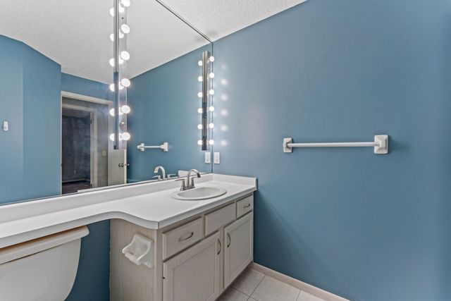 2040 Shenandoah Court B, Plymouth, MN 55447