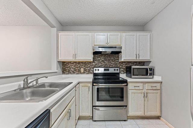 2040 Shenandoah Court B, Plymouth, MN 55447