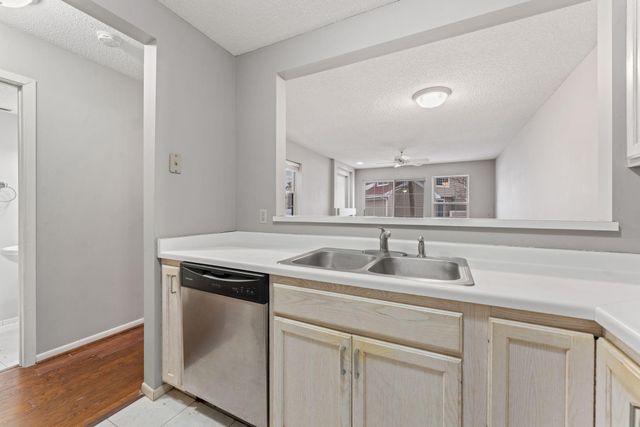 2040 Shenandoah Court B, Plymouth, MN 55447