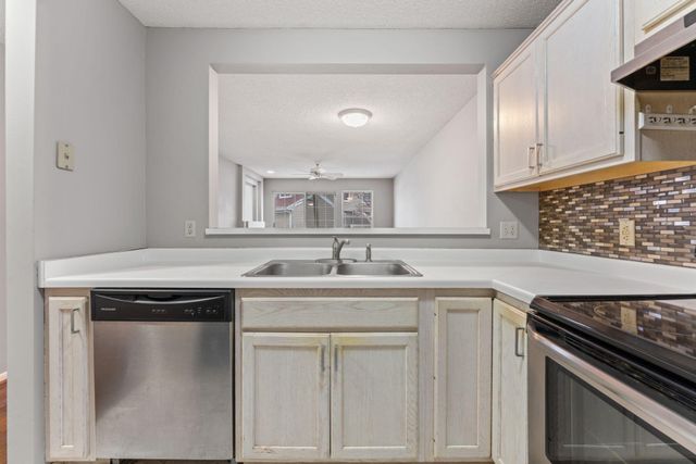 2040 Shenandoah Court B, Plymouth, MN 55447