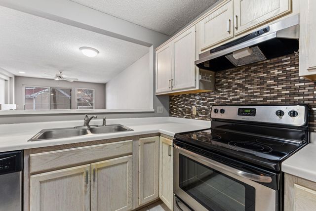 2040 Shenandoah Court B, Plymouth, MN 55447