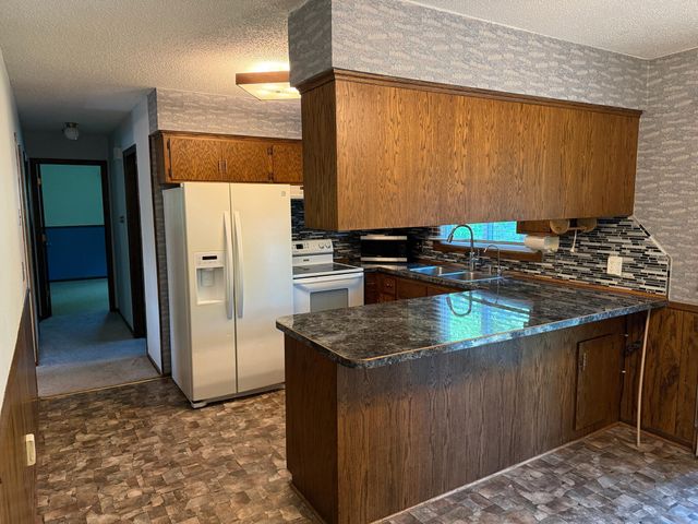 925 S Holcombe Avenue, Litchfield, MN 55355