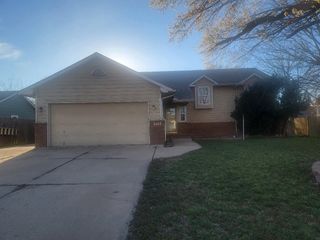 929 Clover Ln, Valley Center, KS 67147