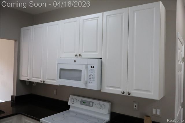 13500 Wyndemere Circle, Sterling Heights, MI 48313