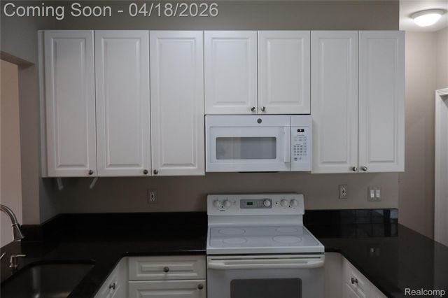 13500 Wyndemere Circle, Sterling Heights, MI 48313