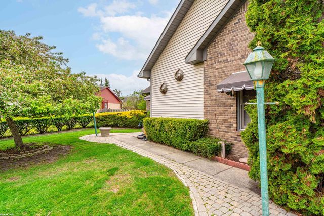 47799 Farmbrook Court, Chesterfield, MI 48051
