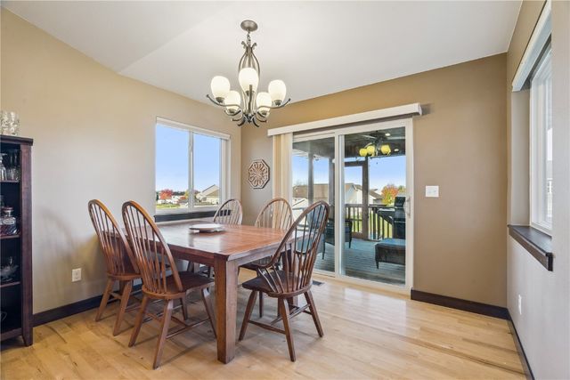 2095 Fieldcrest Ln, Ely, IA 52227