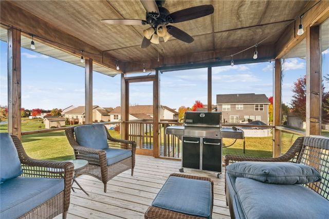 2095 Fieldcrest Ln, Ely, IA 52227