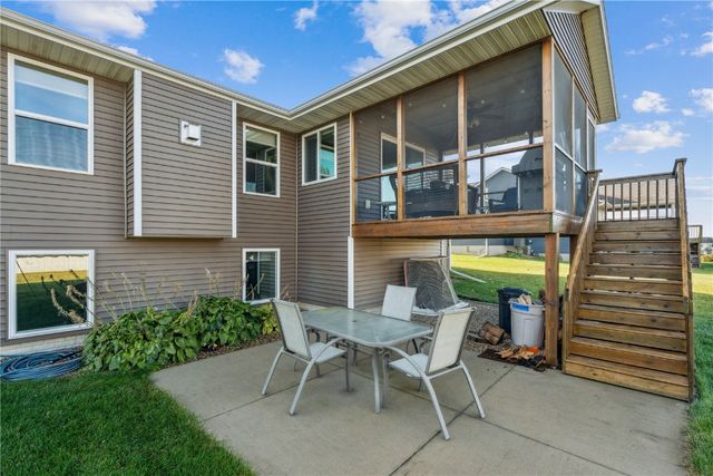 2095 Fieldcrest Ln, Ely, IA 52227