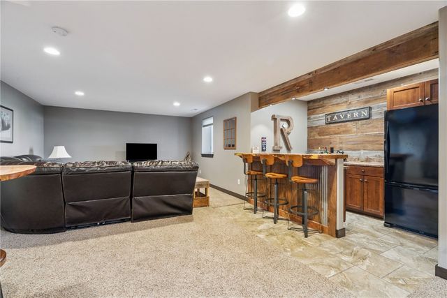 2095 Fieldcrest Ln, Ely, IA 52227