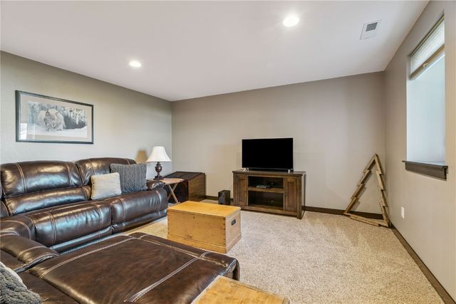 2095 Fieldcrest Ln, Ely, IA 52227