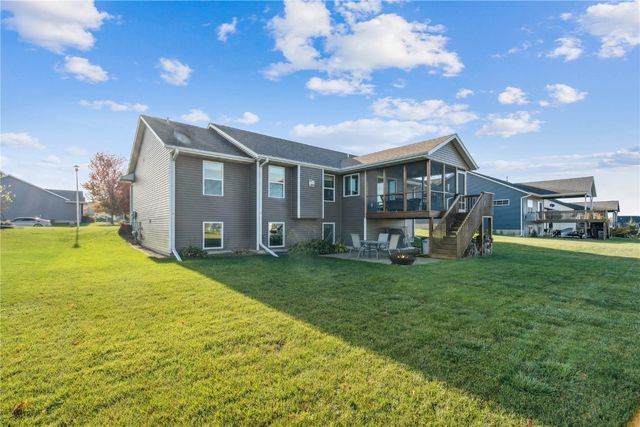 2095 Fieldcrest Ln, Ely, IA 52227