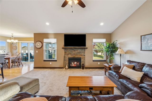 2095 Fieldcrest Ln, Ely, IA 52227