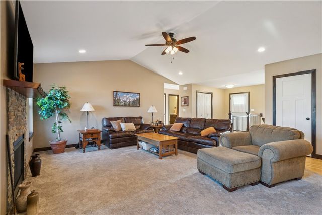 2095 Fieldcrest Ln, Ely, IA 52227