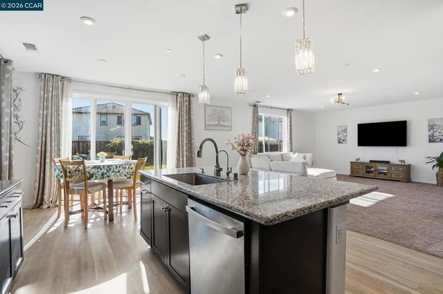 864 Bewick Dr, Lathrop, CA 95330