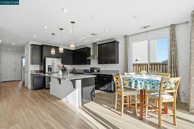 864 Bewick Dr, Lathrop, CA 95330