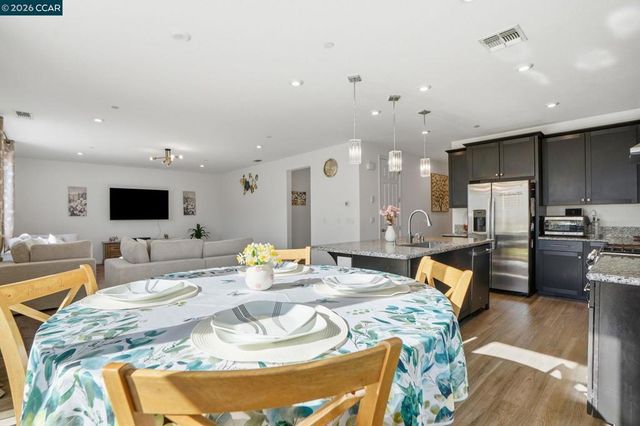 864 Bewick Dr, Lathrop, CA 95330