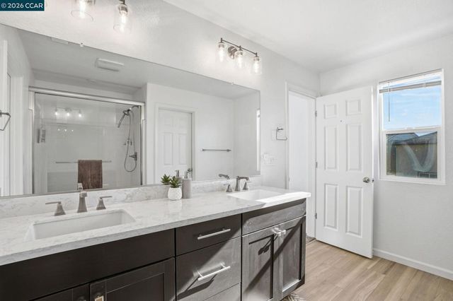 864 Bewick Dr, Lathrop, CA 95330