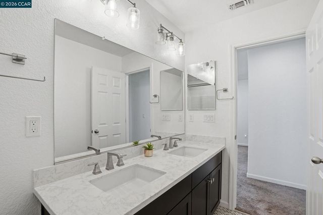 864 Bewick Dr, Lathrop, CA 95330