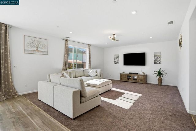 864 Bewick Dr, Lathrop, CA 95330