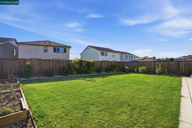 864 Bewick Dr, Lathrop, CA 95330