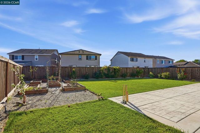 864 Bewick Dr, Lathrop, CA 95330