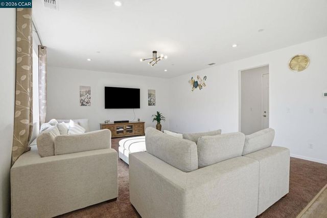 864 Bewick Dr, Lathrop, CA 95330